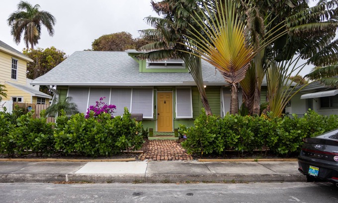 South Palm Park Neighborhood Association Cabaña | 5 min to the beach!