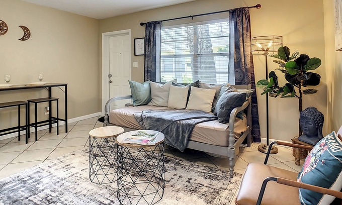 Gillespie Park Apartamento | 5 minutos a pie del centro, Ultra Wi-Fi, camas cómodas y cocina completa!
