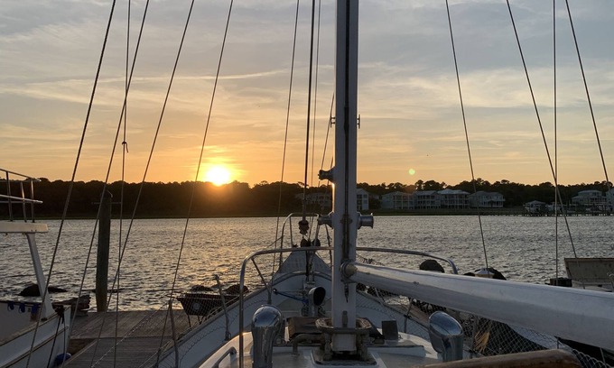 North Carolina Coast Alquiler De Eote | 5 min walk to beach! Perfect for Families!!Cheoy Lee Sailboat stay!Dog friendly!