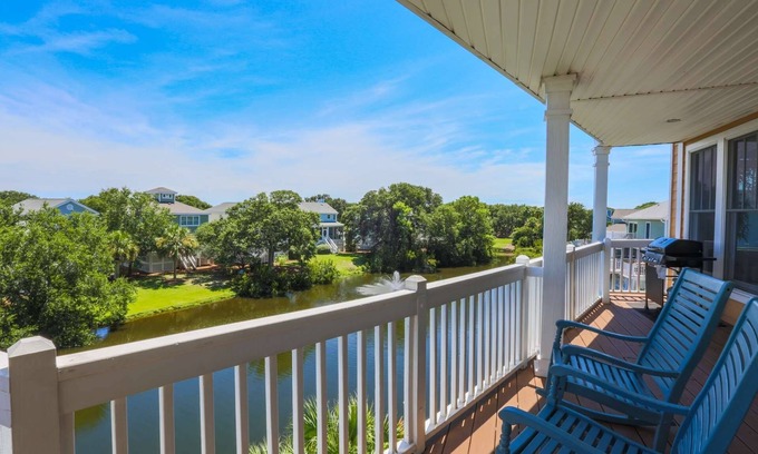 Pelican Bay Casa | 5 Min Walk to Beach & Community Pool; Views of Lagoon & Ocean from Rooftop Deck; Great for Families!