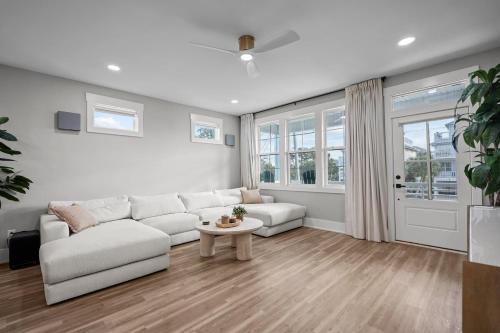 Wilmington Beach Apartamento | 5 min walk to Beach Roof Patio Office Garage BBQ
