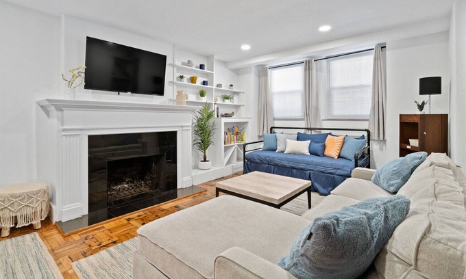 Old Town Triangle Condominio | 5 min walk to the Lincoln Park Zoo!!