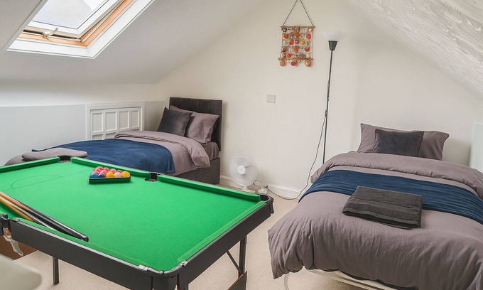 Castle Casa | 5 min from City Centre w/Fast Wifi, Parking, Sea View & More! | 5 BR House