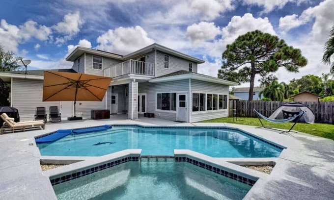Boynton Beach Apartamento | 5 Mins from the Beach! Private Pool and Hot Tub, Mini-Golf & Entertainment