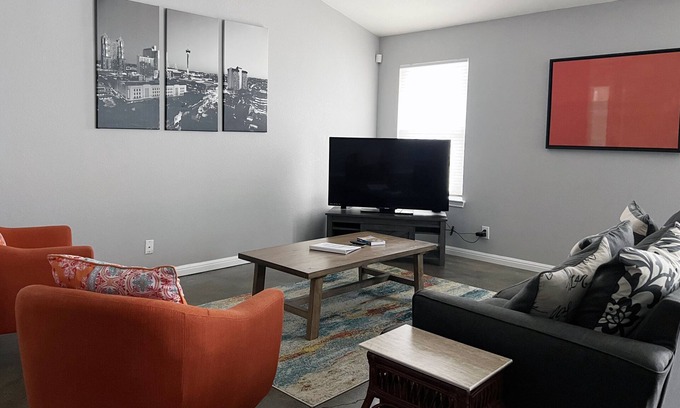 West San Antonio Casa | 5 mins or less to Sea World! BMT Family Getaway, BBQ & firepit! 3b/2bth