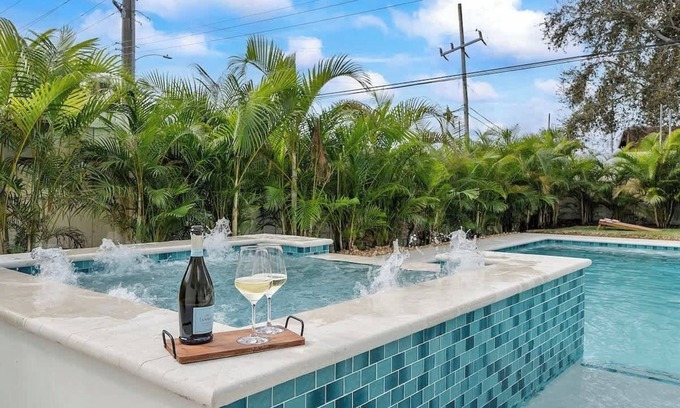 North Andrews Gardens Casa | 5 mins to beach + Brand New Pool and Tiki Hut.