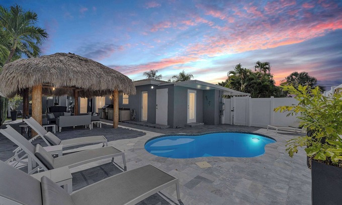 Coral Heights Casa | 5 mins to Beach! Pool & Tiki Hut | BBQ