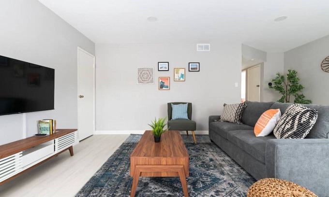 Alhambra Apartamento | 5 Mins to DT Alhambra - Homey 2BR Apt W King Bed