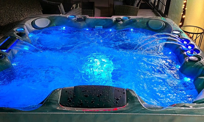 Rancho Oakey Casa | 5 mins to The Strip ~ Hot Tub, Sleeps 7, Game Room, Weekend Getaway, Retreat