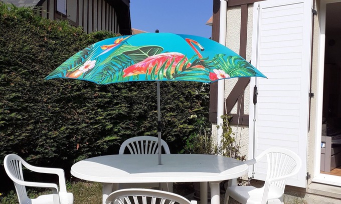 Villers-sur-Mer Cabaña | 5 mins walk from the beach, cottage with private garden