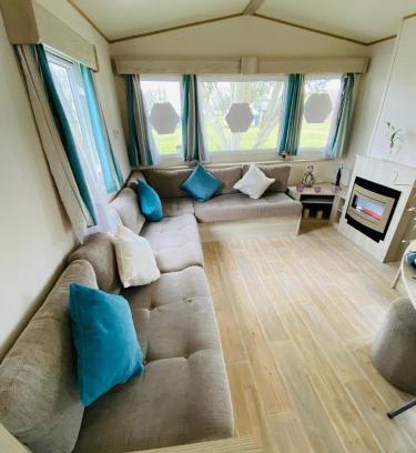 Clacton-on-Sea Complejo | 5 mins walk to beach. 3 bedroom caravan. Sleeps 8