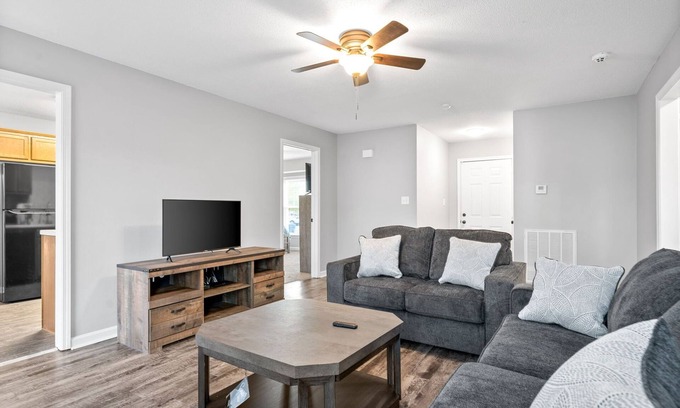 Clarksville Casa | 5 minute to gate 4, pets welcome, fenced back yard -weekly, monthly discount