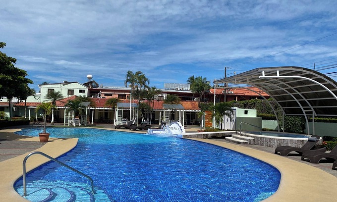 Jacó Cabina | 5 minute to the Center of town Condo - secure, large pool!