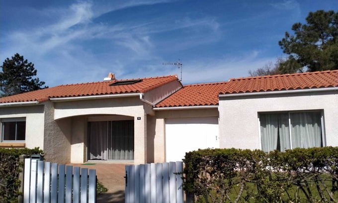 La Tranche-sur-Mer Villa | 5-minute walk from the beach, quiet villa with garden. Home sweet home!