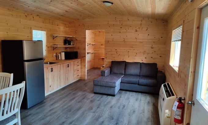 Picton Cabina | 5 minute walk to Sandbanks Beach! In the heart Prince Edward County