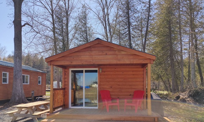 Picton Cabina | 5 minute walk to Sandbanks Beach! In the heart Prince Edward County