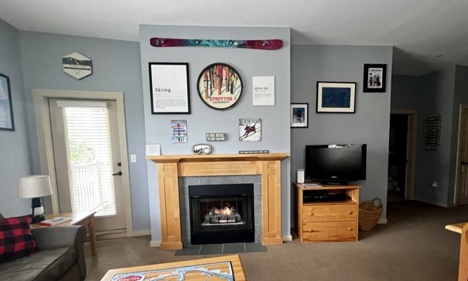 Stratton Mountain Condominio | 5 minute walk to lifts and Stratton Village! Cozy fireplace with a private patio