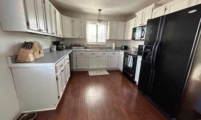 Byrdstown Casa | 5 minutes from Sunset Marina on Dale Hollow Lake. The Blue Bungalow!