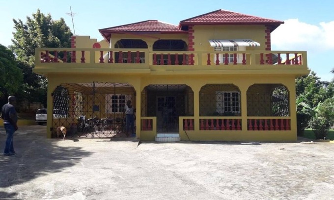 Lacovia Casa | 5 minutes to Appleton Estate & 20 minutes to Maroon town. Griffiths Guest House.