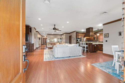 Clarksville Casa | 5 Minutes to Campbell - Clarksville Craftsman