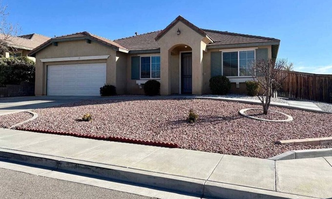 Victorville Casa | 5 minutes to Freeway! Spacious Modern Corner House & Patio