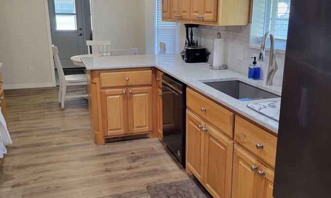 Wichita Falls Casa | 5 minutes to MSU and local shopping. Family friendly, mature trees, quite street