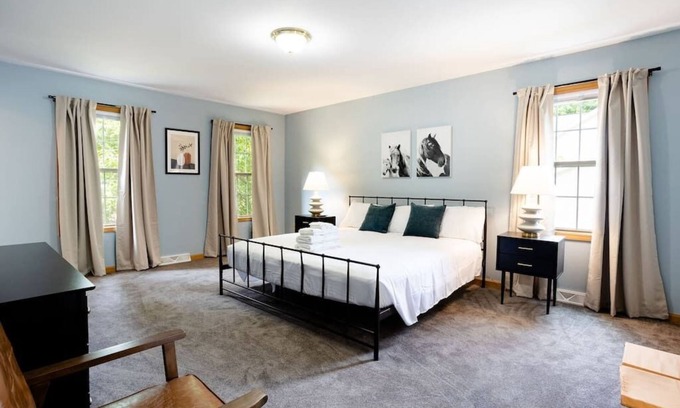 Gansevoort Casa | 5 Minutes to Saratoga spacious 5 bedroom home