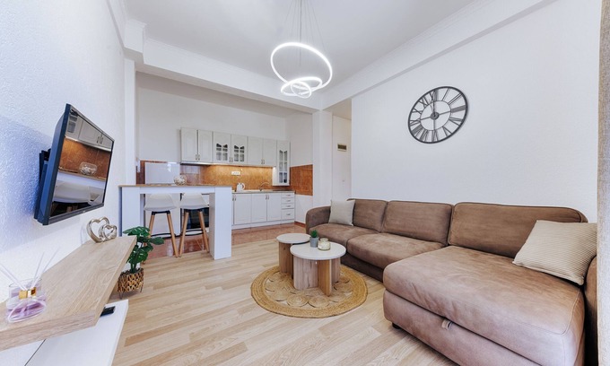Dobra Voda Apartamento | 5 minutes to the beaches and nice restaurants ! Family apartment w/sea view.