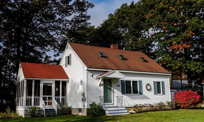 New Harbor Casa | 5 minutes to the beach; screened porch and large yard