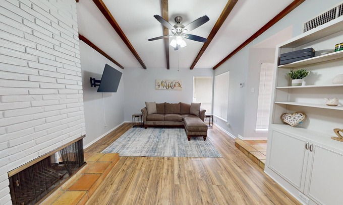 Leon Valley Casa | 5 Minutes to the Medical Center! Halfway between Fiesta Texas and Sea World!