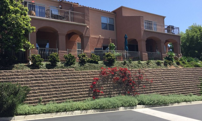 Santa Barbara Condominio | 5 minutes to the beach and downtown, pool, spa, outdoor patio & garage .