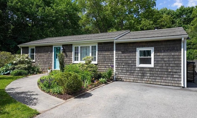 North Kingstown Casa | 5 Minutes to Wickford & the Town Beach! Beautiful, pet friendly coastal home!