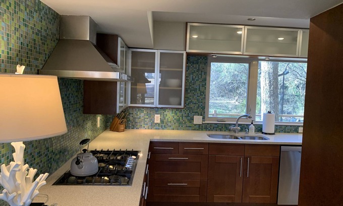 West Lake Hills Casa | 5 minutes to Zilker Park! Family home on wooded lot w/sport court