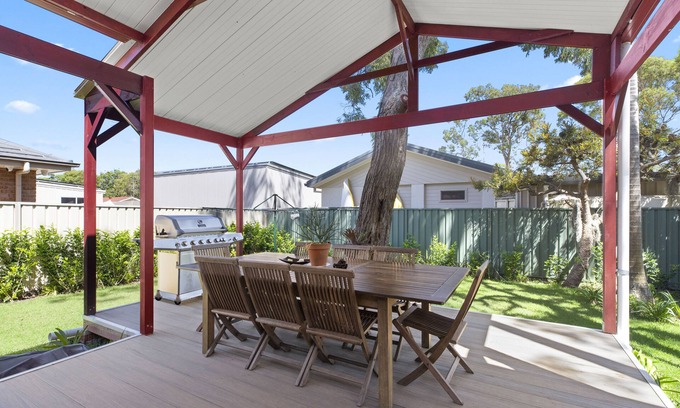 Summerland Point Casa | 5 minutes walk to the water! Family house with pool table, outdoor patio and BBQ