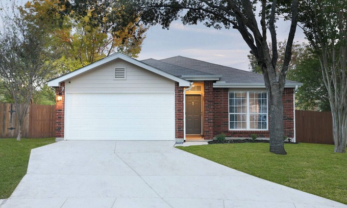West San Antonio Casa | 5 mns to Sea World! Beautiful, updated 1story home with large backyard & playset