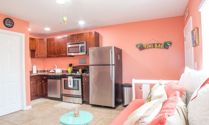 Madeira Beach Apartamento | 5 O'Clock Somewhere Across the Street from Beach Access