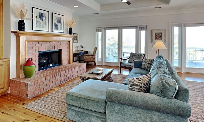 Savannah Beach Casa | 5 OClock Somewhere: 4 BR / 5 BA casa en Tybee Island, capacidad para 10