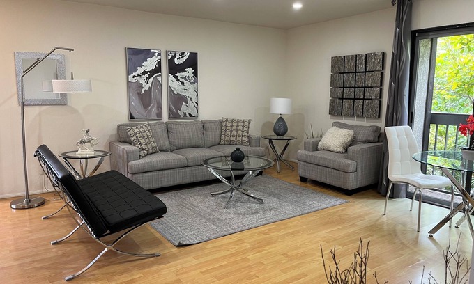 Downtown Apartamento | 5. Outstanding Apt 2-bd, 2Bath, Tree-top views