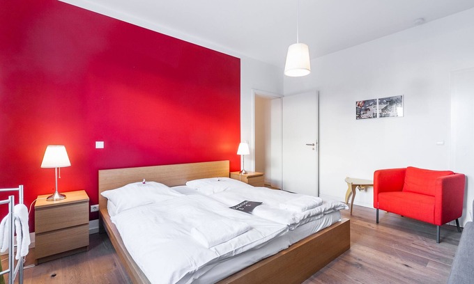 Tempelhof Apartamento | 5 habitaciones, sala de estar gigante, parque Tempelhofer Feld, a 3 minutos del metro / S-Bahn, hasta 14 personas