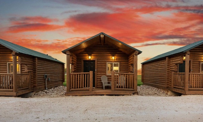 St. Charles Cabina | #5 Red Rock cabin, Newly Remodeled! AC! New Beds! Sleeps 4
