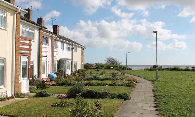 Pakefield Casa | 5 Sea View Walk - comfortable family home right on the beach, free parking, pets