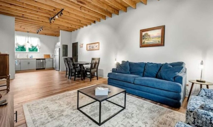 Downtown Apartamento | 5-Star Clean 2BR EZ Access To Santa's Wonderland