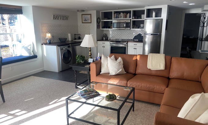 Oakdale Casa | ¡5 estrellas! Nueva construcción, apartamento de 1 dormitorio Back Cove con vistas al agua!