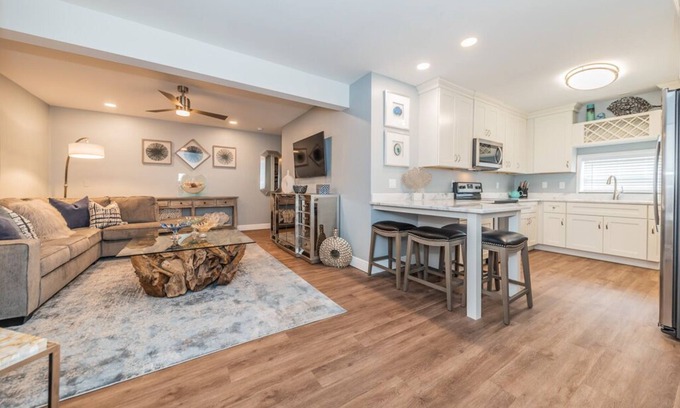 Downtown Dunedin Condominio | 5 star condo ON MAIN STREET with Summer special rates!