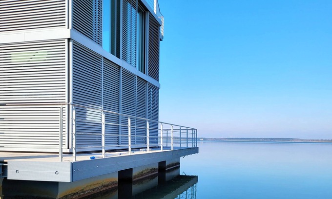 Geierswalde Casa | 5-star floating vacation home on Lake Geierswald