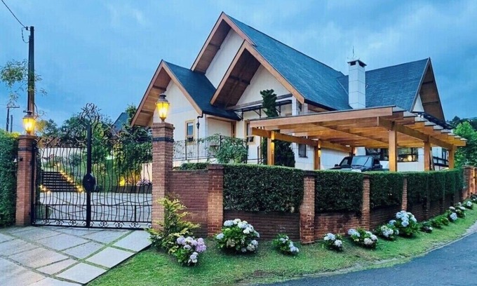 Campos do Jordao Casa | 5-star house in mountain condominium🍁c/ heated pool, sauna and gym.