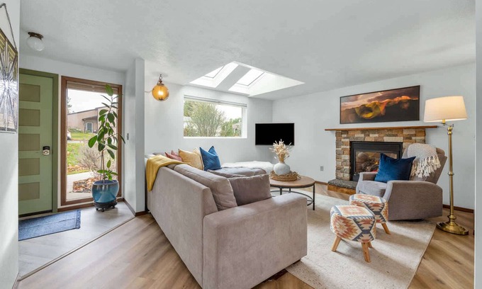 Moran Prairie Casa | 5 Star Location Central to Downtown & Hospitals - Light & Bright Mid-Century Hou