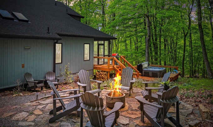 Berkeley Springs Casa | 🌟5 STAR Mountain Lodge💦POOL💗Unmatched Hospitality🌷Close to town🎲GAME room