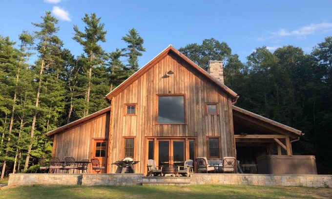 Mount Marion Casa | 5-Star New Barn Home - Music Studio, Views & Hot Tub