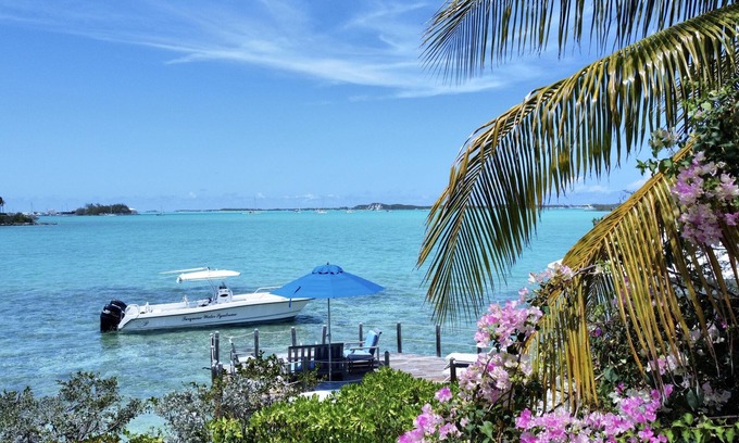George Town Villa | ¡VILLA FRENTE AL MAR CON 5 ESTRELLAS EN FEBRUARY POINT, INCLUYE MARINA SLIP!
